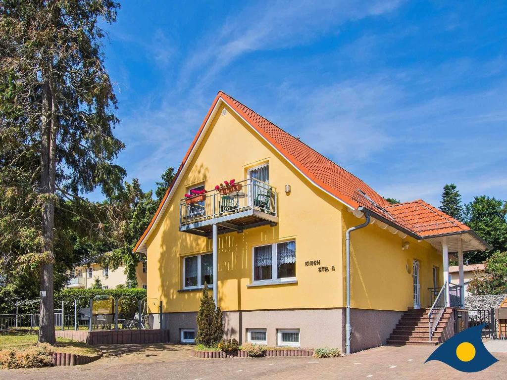 バンシンにあるKirchstraße 4 Whg 01の黄色の家 バルコニー&木付