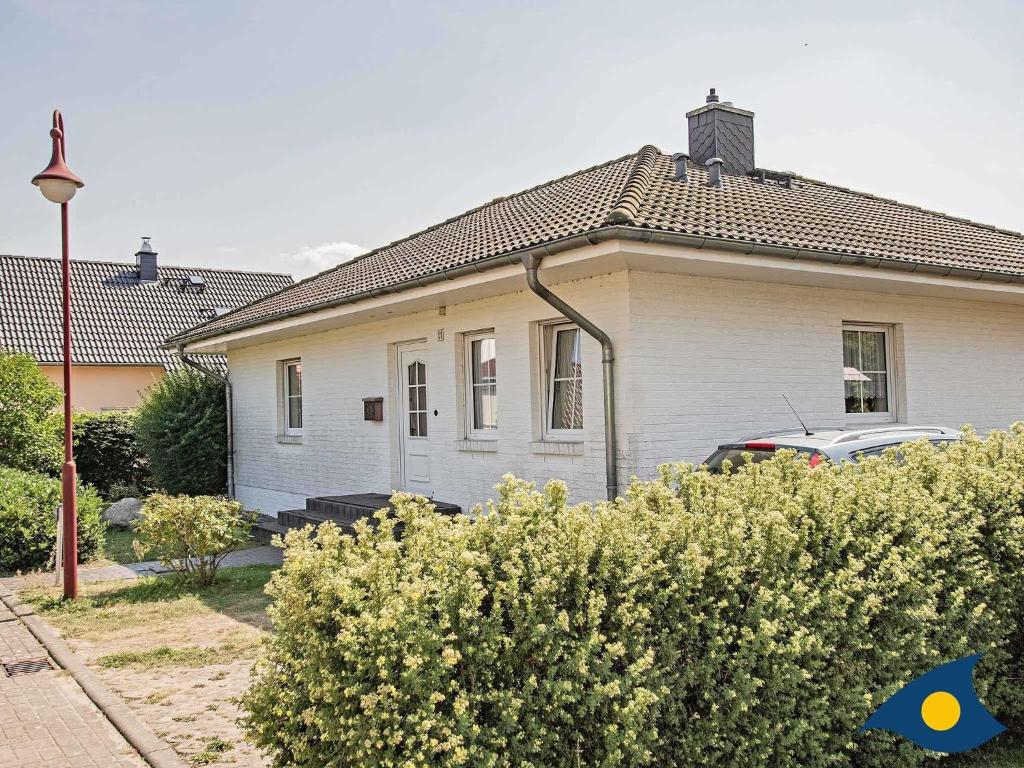 ein Haus mit einem davor geparkten Auto in der Unterkunft Ferienwohnung (-haus) Whg. 01 Gartenstraße in Bansin