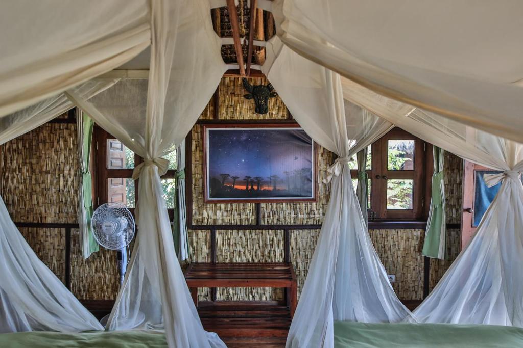 - une chambre avec 2 lits et des moustiquaires dans l'établissement RELAIS DU KIRINDY, à Kirindy