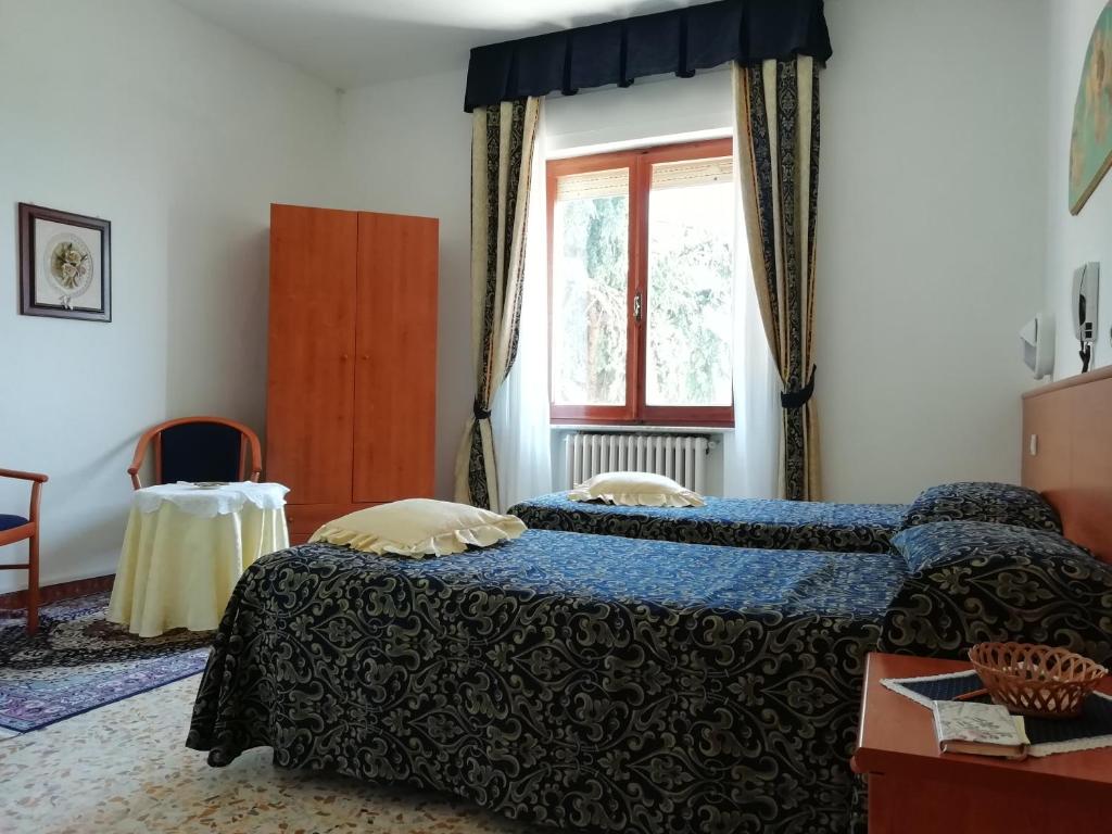 Postel nebo postele na pokoji v ubytování Albergo La Torre