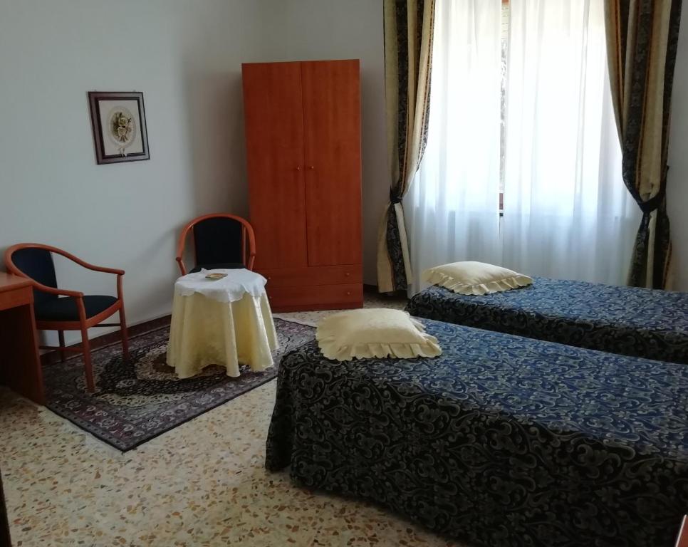 Postel nebo postele na pokoji v ubytování Albergo La Torre