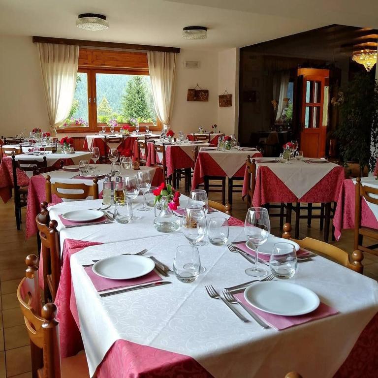 Reštaurácia alebo iné gastronomické zariadenie v ubytovaní Hotel Oasi
