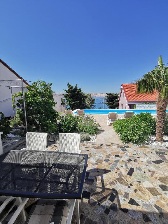 Bazén v ubytování Beachfront Apartments Anita with Pool nebo v jeho okolí