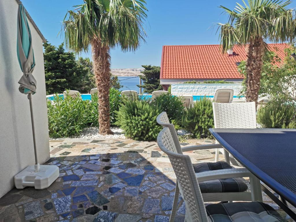 Bazén v ubytování Beachfront Apartments Anita with Pool nebo v jeho okolí