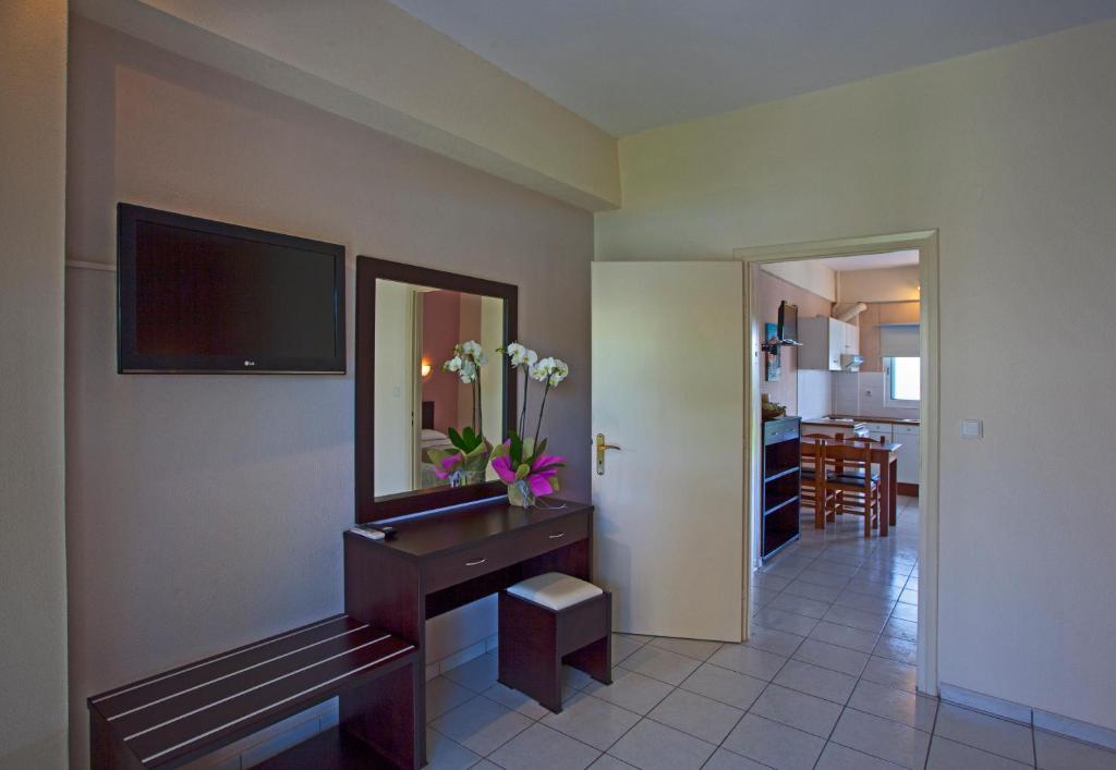 Hotel Kalamitsi Apartments - 16