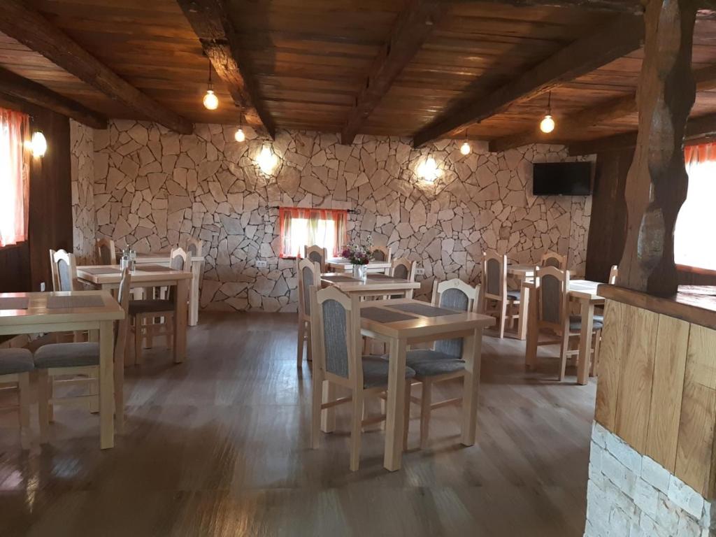 Reštaurácia alebo iné gastronomické zariadenie v ubytovaní Plitvice Antico