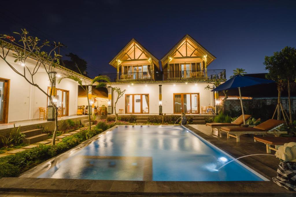 een villa met een zwembad voor een huis bij Pi Karya Beach in Nusa Penida