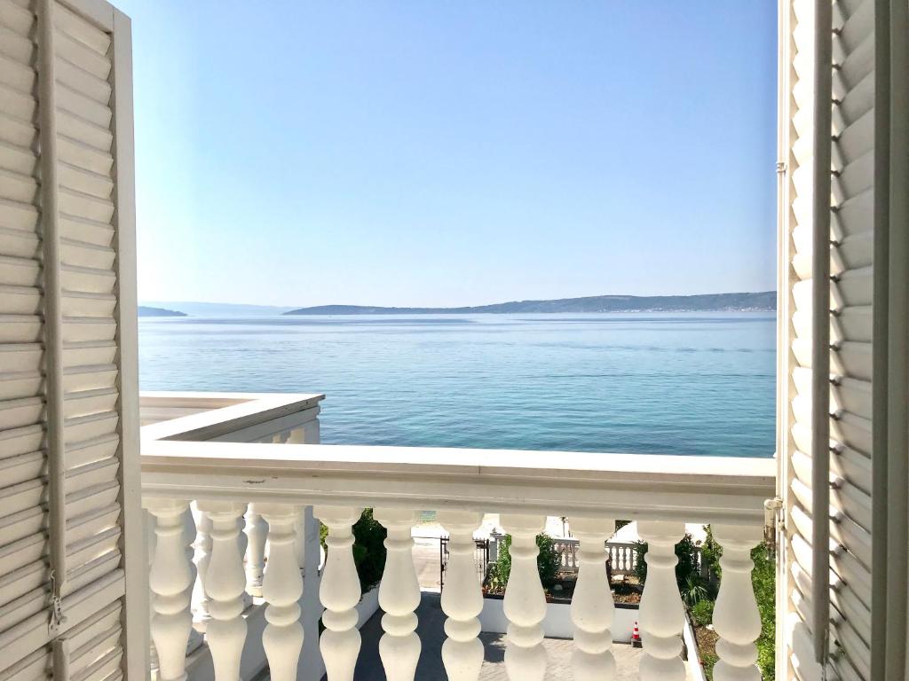 una vista sull'oceano dal balcone di una casa di Villa Diana a Kaštela (Castelli)