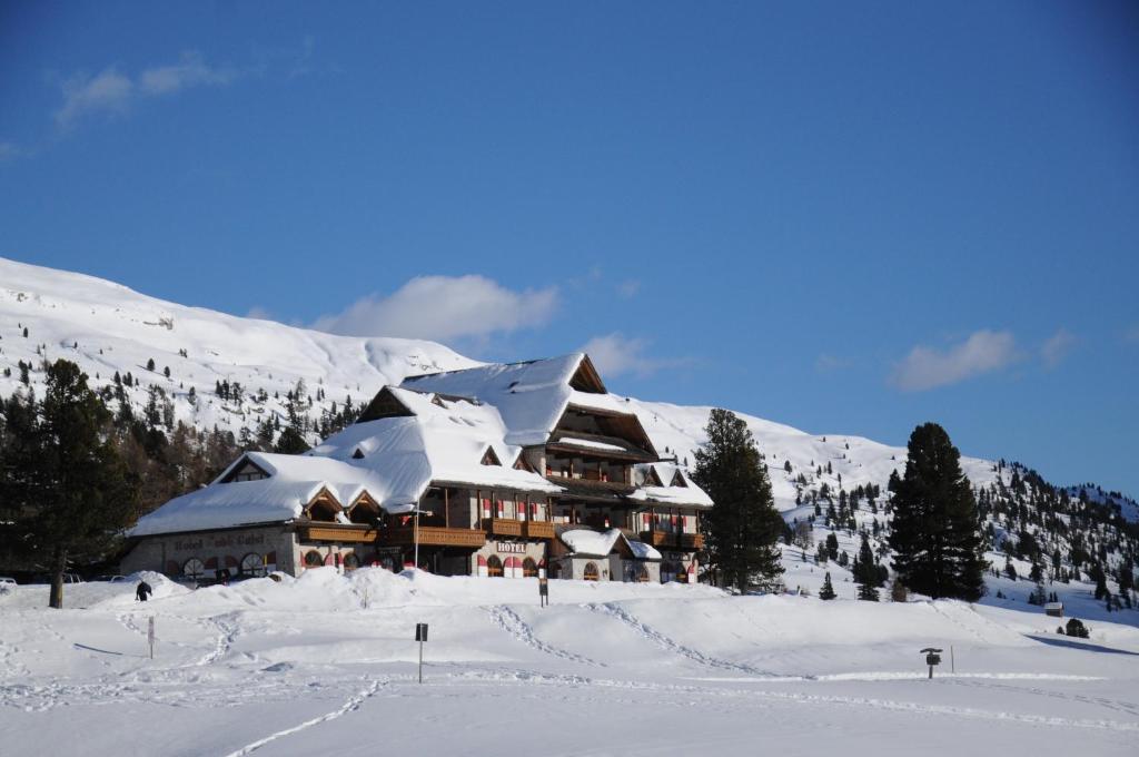 un bâtiment recouvert de neige sur une montagne enneigée dans l'établissement Hohe Gaisl, à Braies