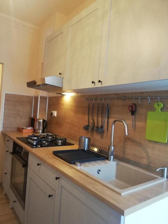 A kitchen or kitchenette at Senza apartman