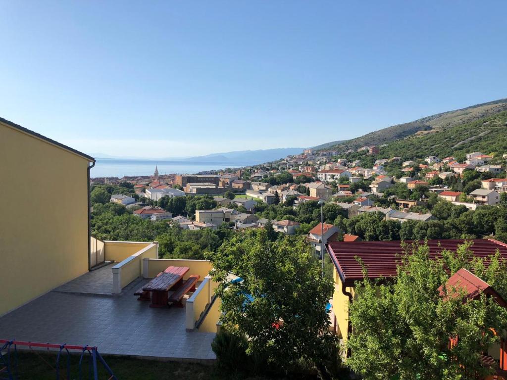 uma vista para uma cidade a partir do telhado de uma casa em Apartment JELENA em Senj