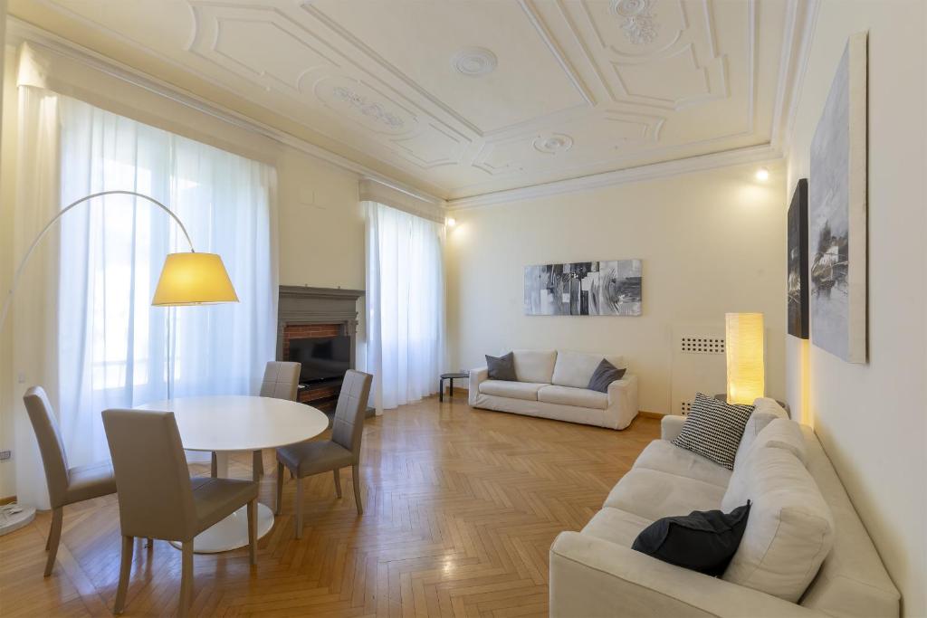 uma sala de estar com um sofá e uma mesa em Elegance in Santa Maria Novella em Florença