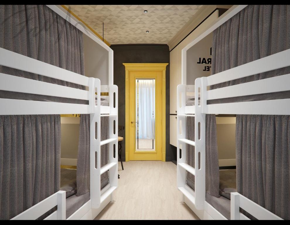Postel nebo postele na pokoji v ubytování Central Hostel