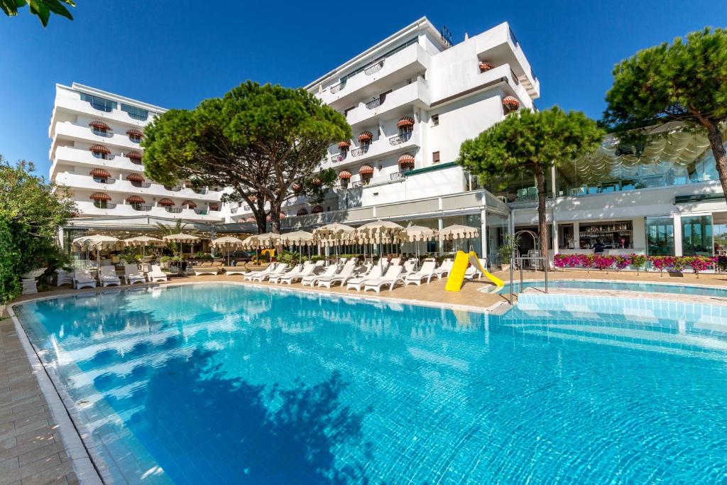 Bazén v ubytování Hotel Nettuno nebo v jeho okolí