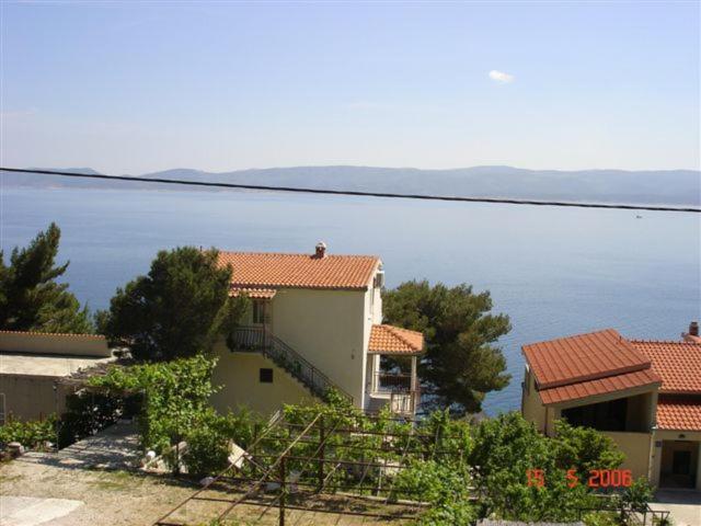 una piccola casa con vista sull'acqua di Apartmani Lučić, Marušići a Omiš (Almissa)