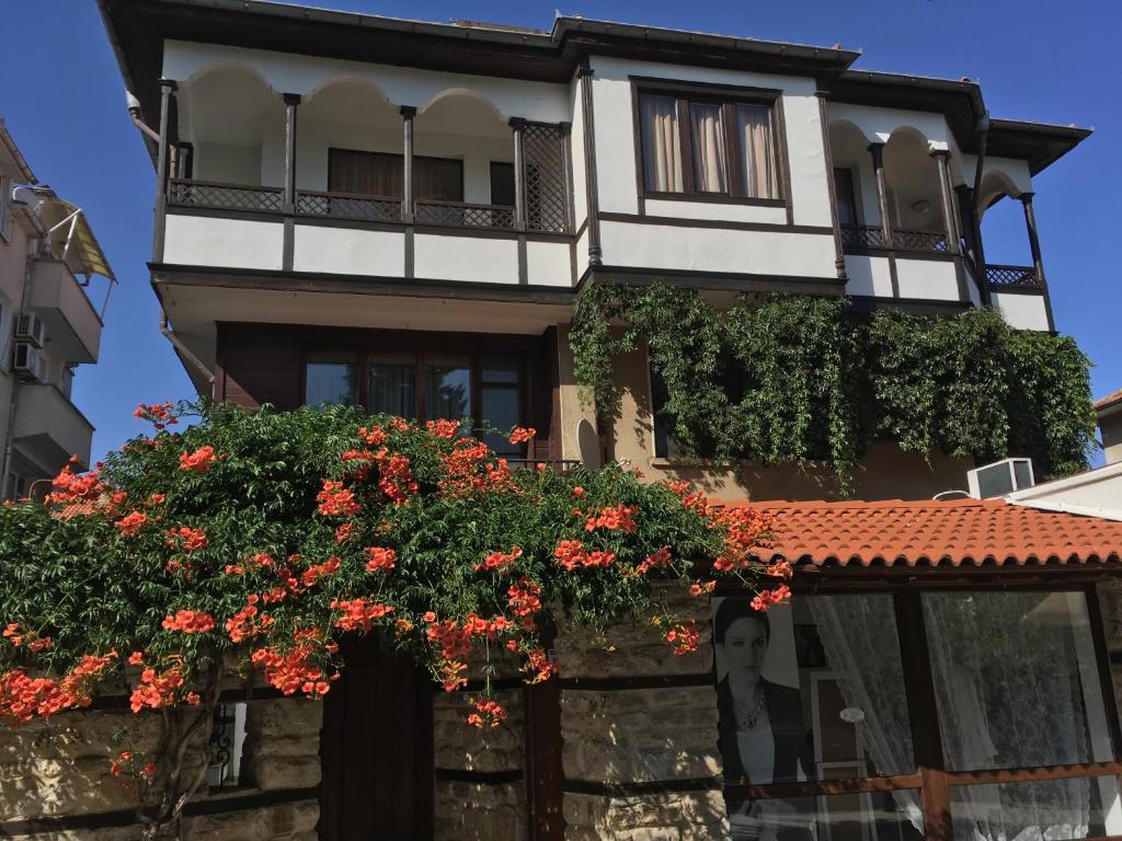 un edificio con dei fiori davanti di Guest House Katya a Nesebar