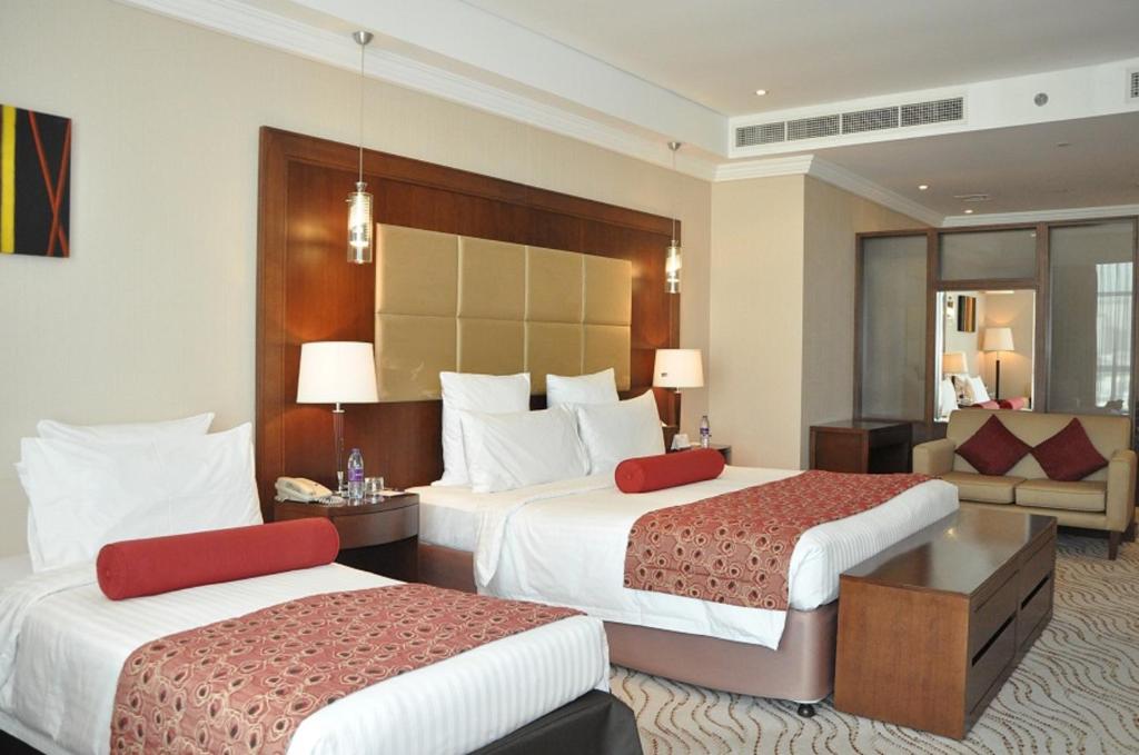 Postel nebo postele na pokoji v ubytování Park Regis Kris Kin Hotel