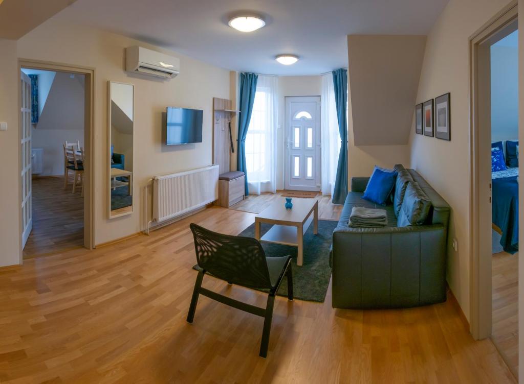 sala de estar con sofá y mesa en Airport Apartman en Vecsés