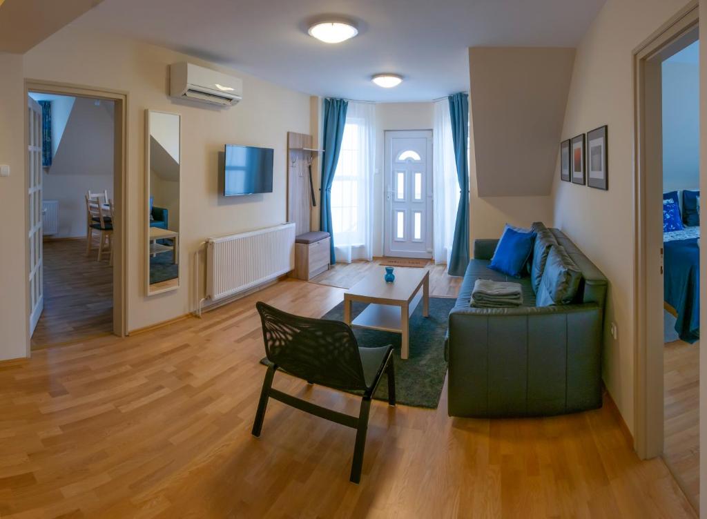 A television and/or entertainment centre at Airport Apartman