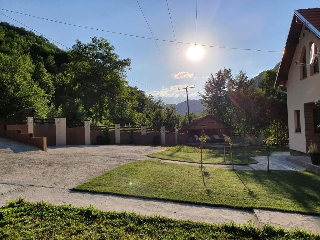 a yard with a fence and a house at Lodge Zeleni svet in Crni Vrh