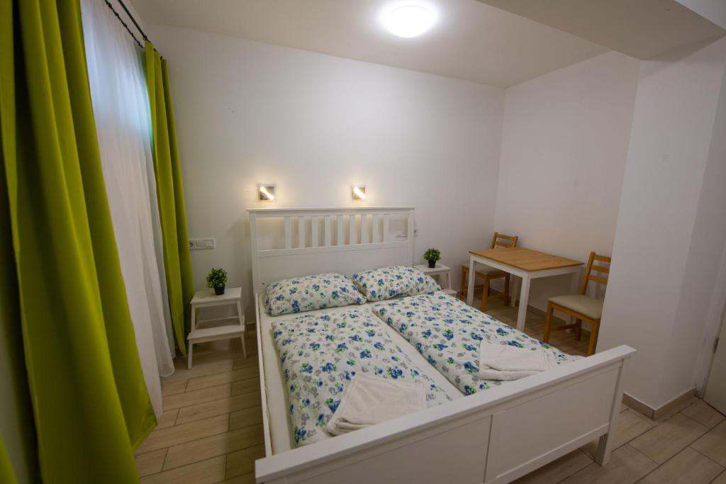 Postel nebo postele na pokoji v ubytování Hullam Rooms Siofok