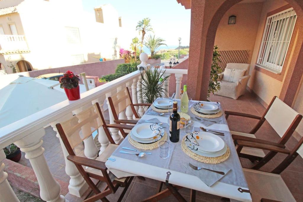Zdjęcie z galerii obiektu Bungalow con terraza, piscina y vistas al mar w mieście Gran Alacant
