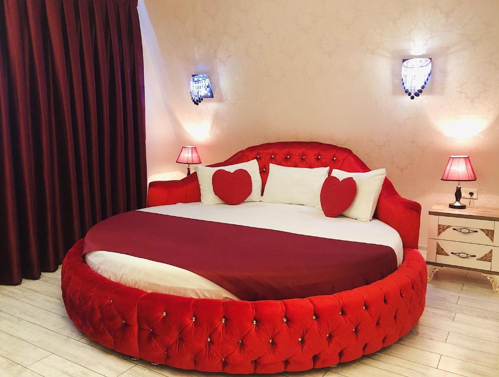 Postel nebo postele na pokoji v ubytování English Home Hotel Tbilisi