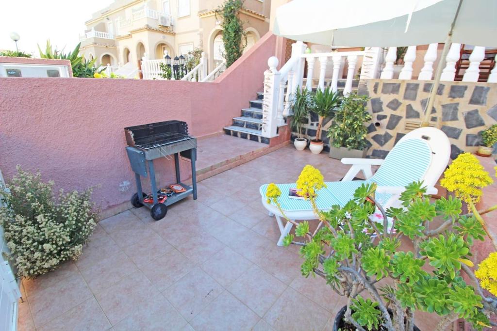 Zdjęcie z galerii obiektu Bungalow con terraza, piscina y vistas al mar w mieście Gran Alacant