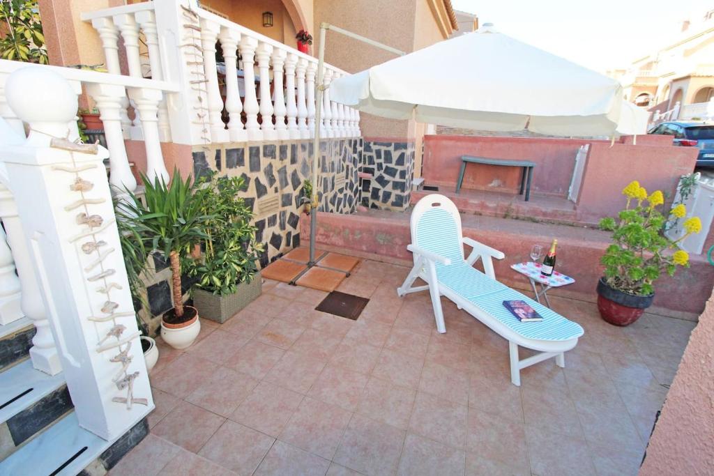 Zdjęcie z galerii obiektu Bungalow con terraza, piscina y vistas al mar w mieście Gran Alacant
