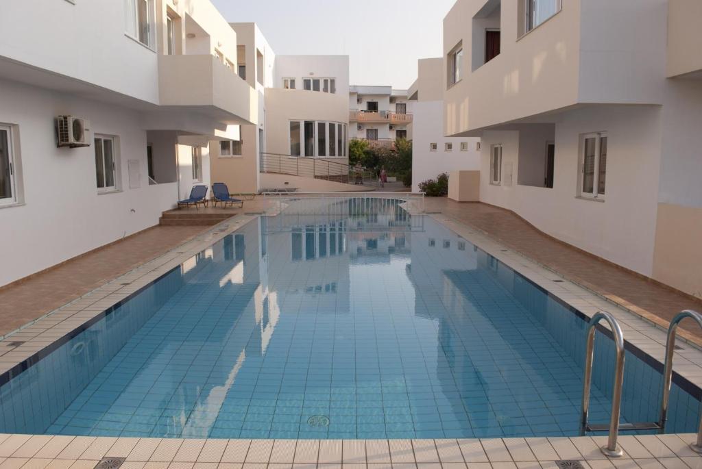 una piscina en medio de un edificio en Thodorou Village, en Agia Marina de Nea Kydonia