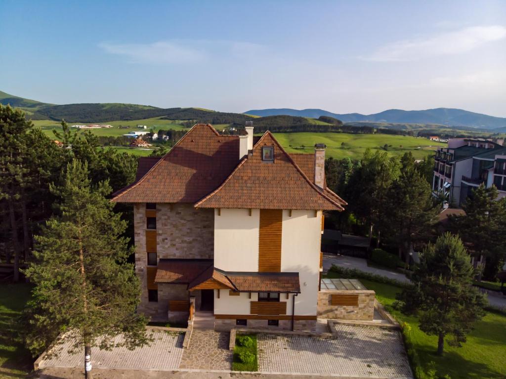 eine Luftansicht eines Hauses mit Dach in der Unterkunft Vila Valentina in Zlatibor