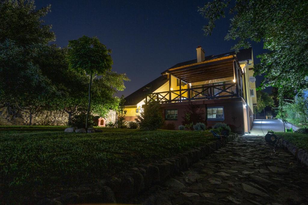 克魯舍瓦茨的住宿－Guesthouse Silvani，夜晚的房屋,灯光照亮