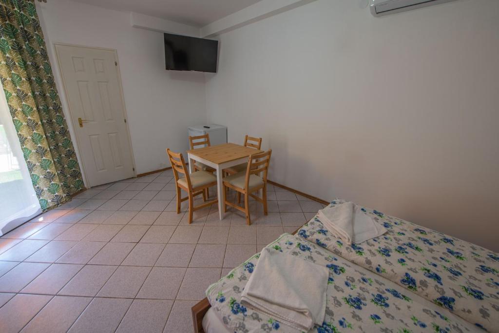 Postel nebo postele na pokoji v ubytování Hullam Rooms Siofok