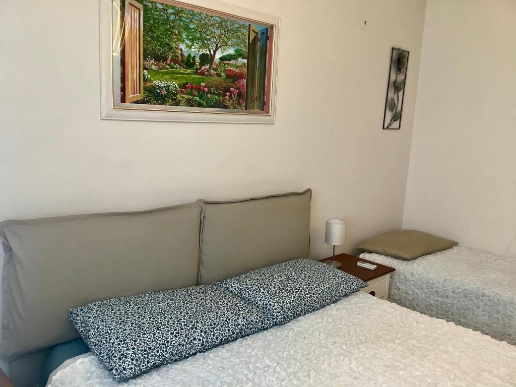 een slaapkamer met 2 bedden en een raam bij Artemisia in Catania