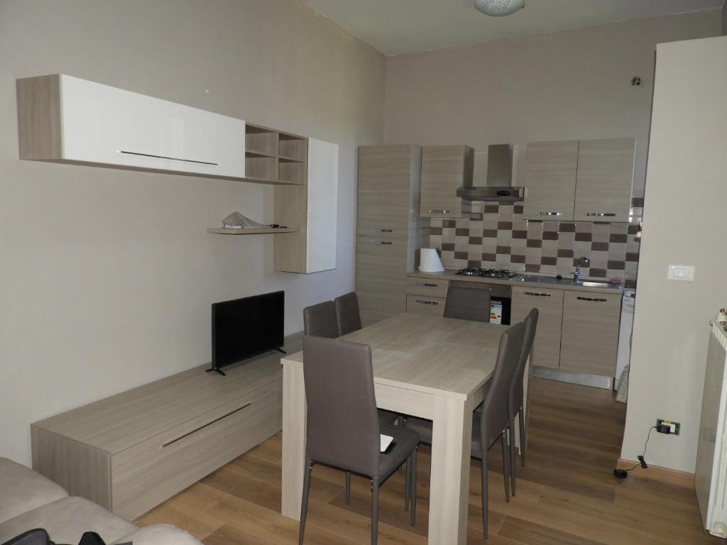 eine Küche und ein Esszimmer mit Tisch und Stühlen in der Unterkunft HOME ORTE in Orte