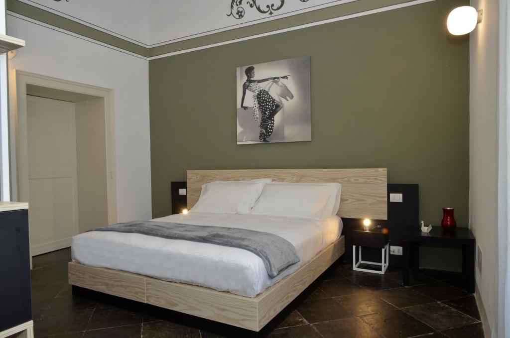 ラグーザにあるRegia Trazzeraのベッドルーム1室(ベッド1台、ドレス1着の女性1名付)