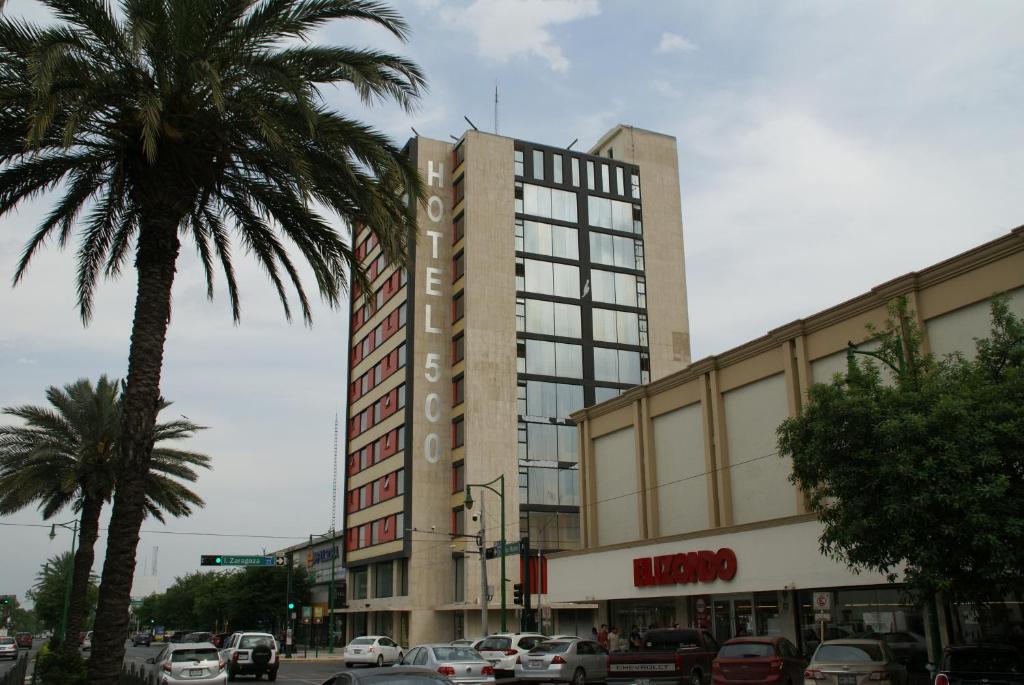 un gran edificio con un letrero de Hollywood en Booking 500 en Monterrey