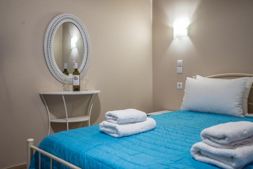 Postel nebo postele na pokoji v ubytování Camping & Rooms Kariotes