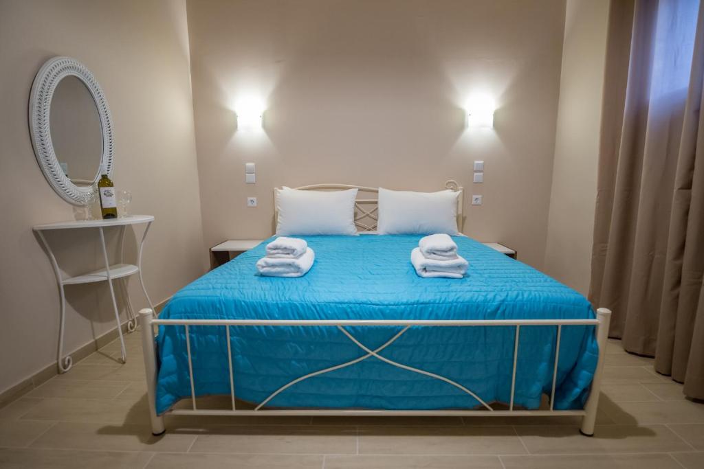 Postel nebo postele na pokoji v ubytování Camping & Rooms Kariotes