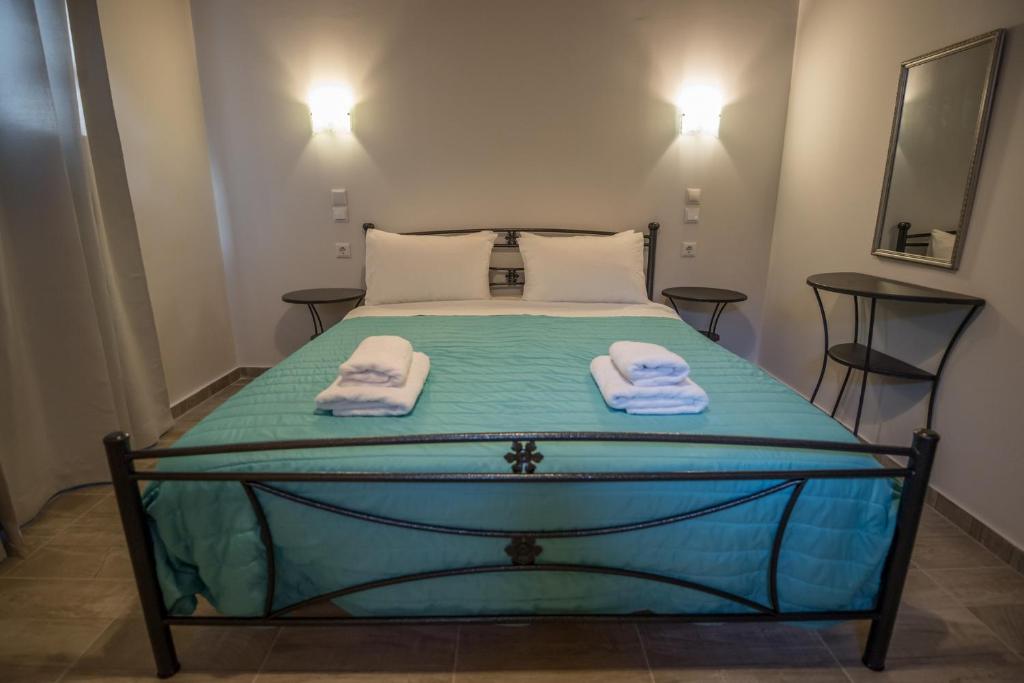 Postel nebo postele na pokoji v ubytování Camping & Rooms Kariotes