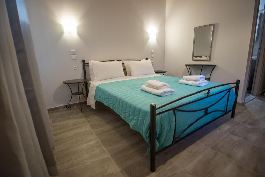 Postel nebo postele na pokoji v ubytování Camping & Rooms Kariotes