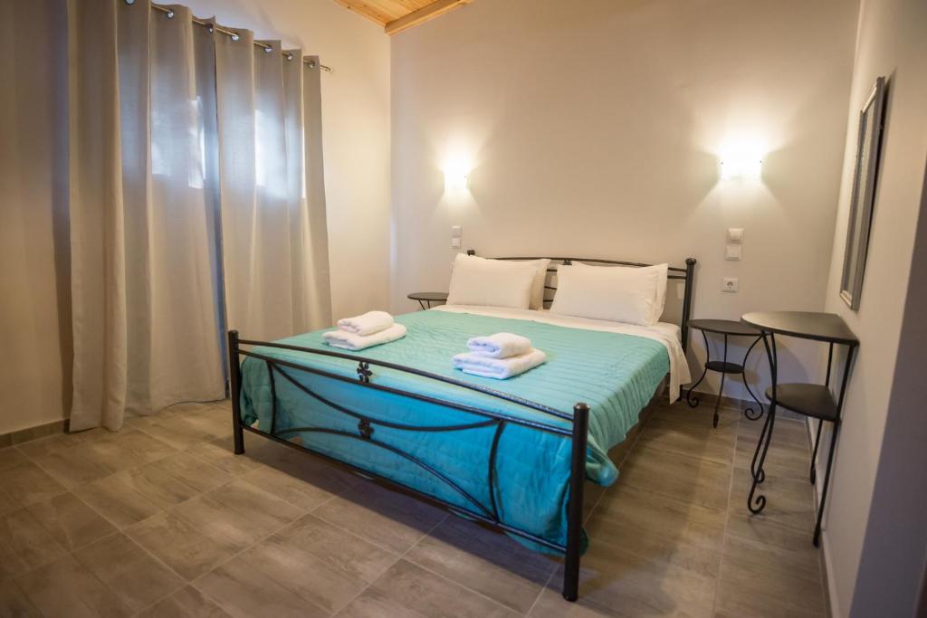 Postel nebo postele na pokoji v ubytování Camping & Rooms Kariotes