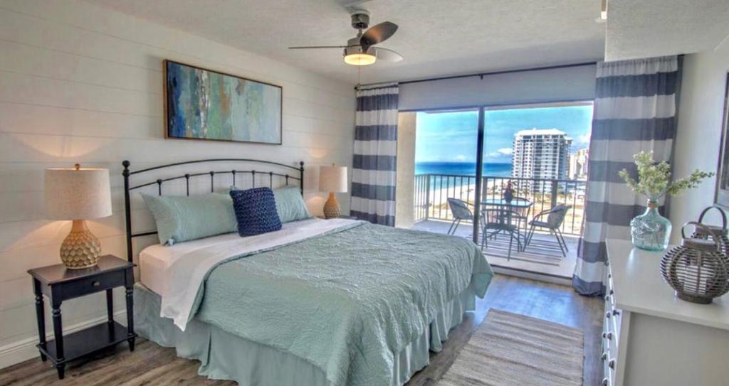 sypialnia z łóżkiem i widokiem na ocean w obiekcie Regency Towers - beachfront condo w mieście Panama City Beach