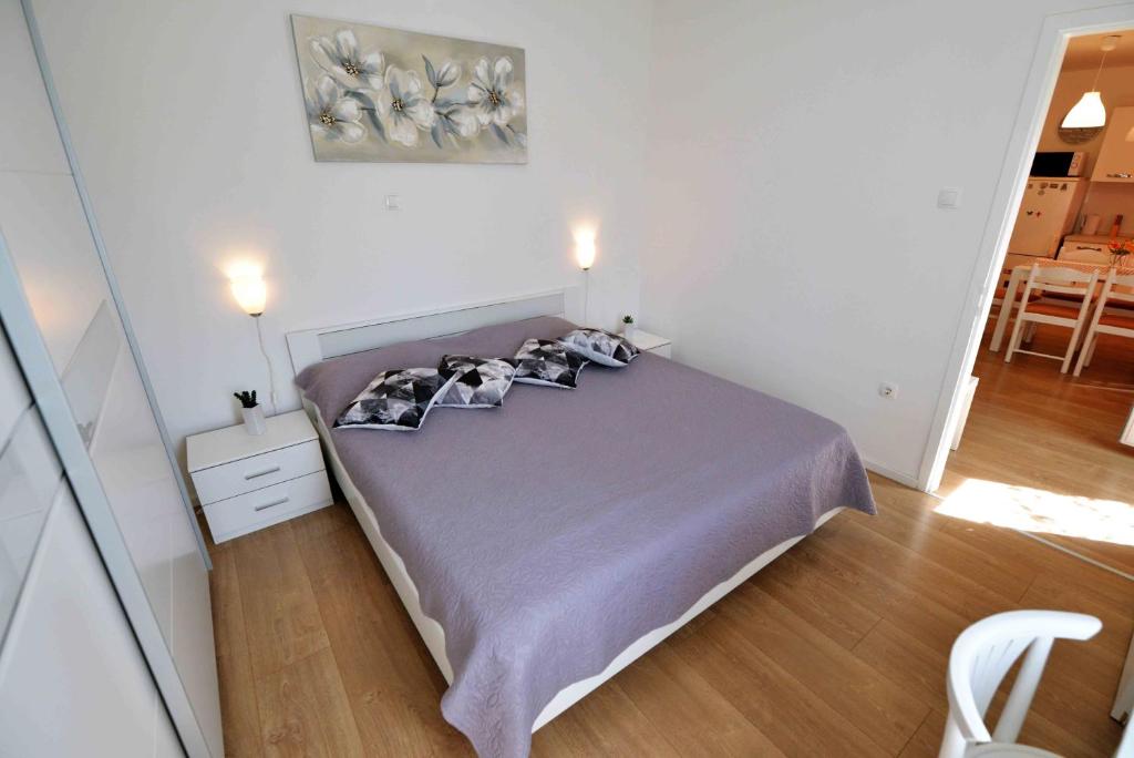 Postel nebo postele na pokoji v ubytování Beach apartment KATE with sea view, balcony and parking, MURTER, DALMATIA