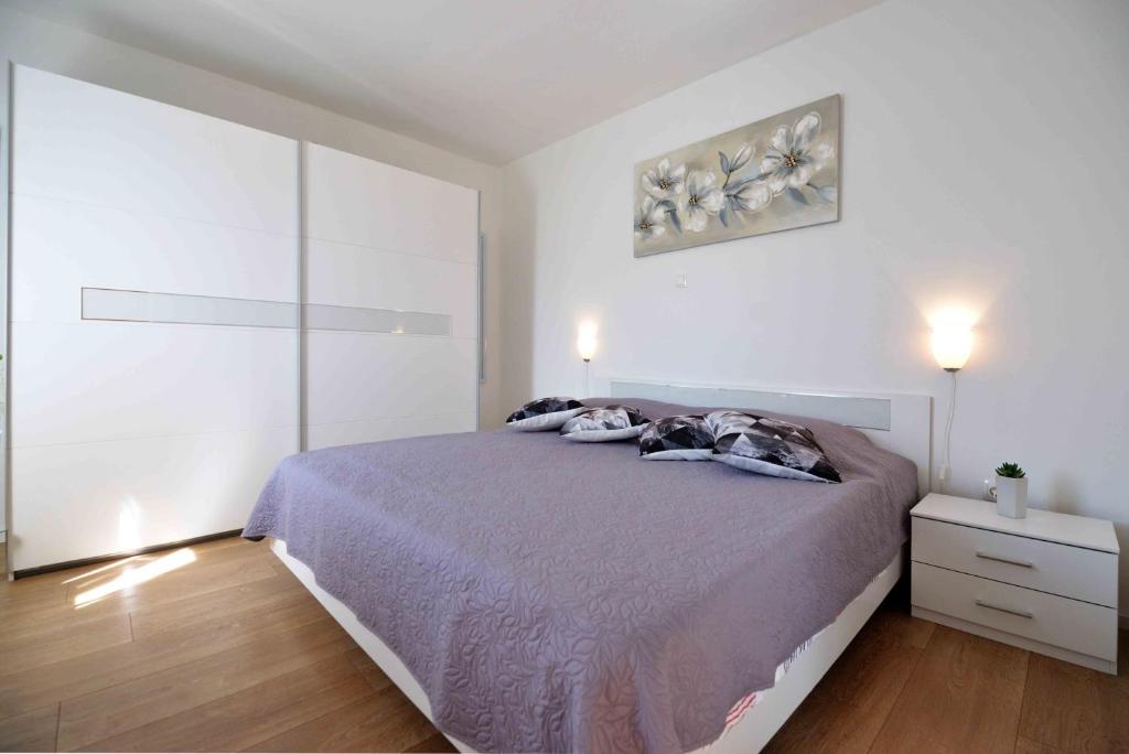 Postel nebo postele na pokoji v ubytování Beach apartment KATE with sea view, balcony and parking, MURTER, DALMATIA