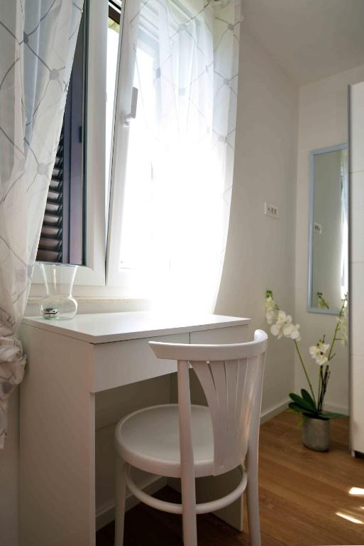 Fotografie z fotogalerie ubytování Beach apartment KATE with sea view, balcony and parking, MURTER, DALMATIA v Murteru