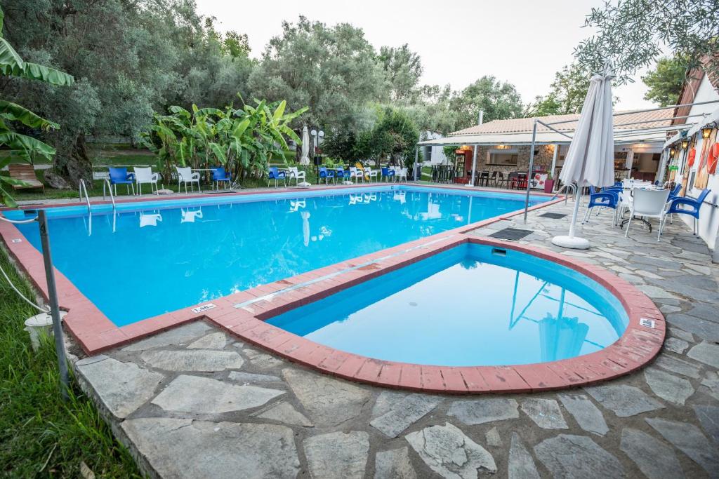 Bazén v ubytování Camping & Rooms Kariotes nebo v jeho okolí
