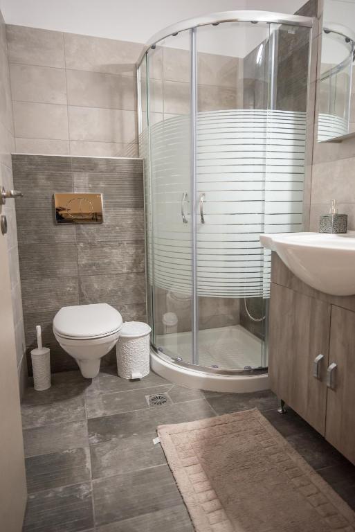 Koupelna v ubytování Camping & Rooms Kariotes