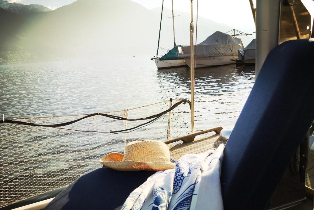 ein Strohhut auf der Rückseite eines Bootes in der Unterkunft Frida Do-Minus sail boat in Minusio