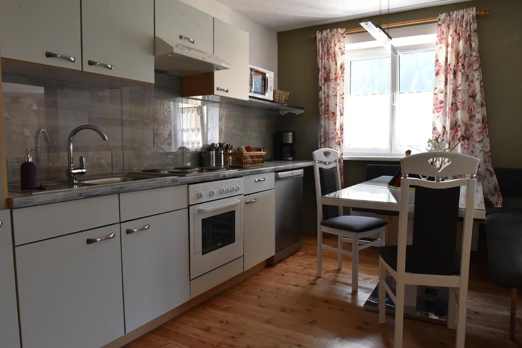Kuchyň nebo kuchyňský kout v ubytování Apartment Fernerkogel